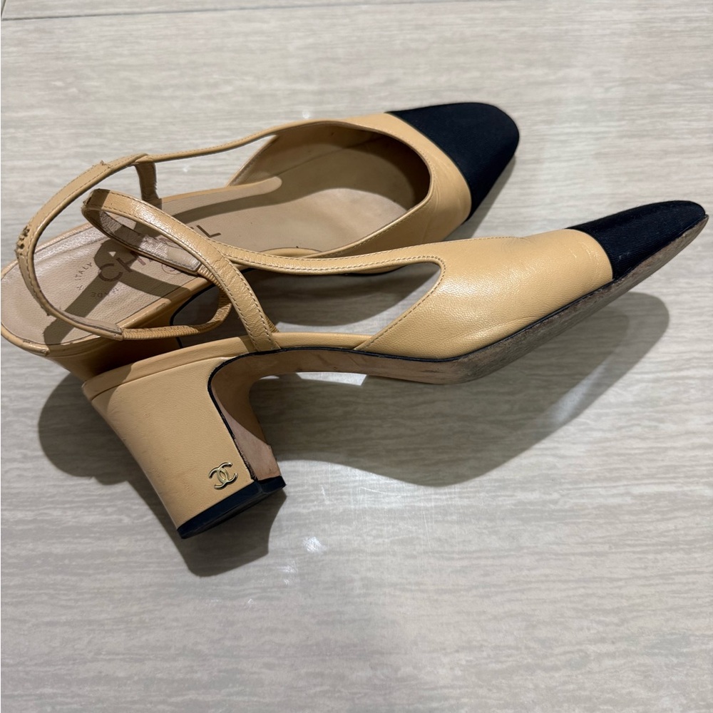 Pre owned Chanel classic Leather slingbacks